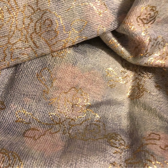 Shiny sheer tasseled classic scarf - Picture 8 of 11